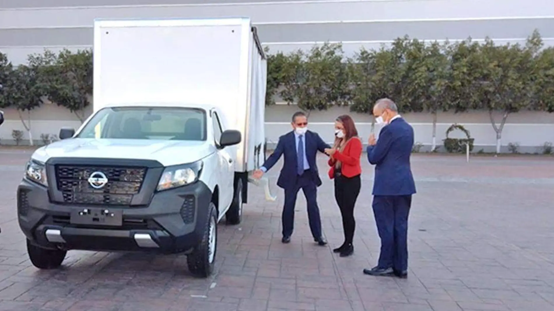 Nissan dona camioneta a maestra